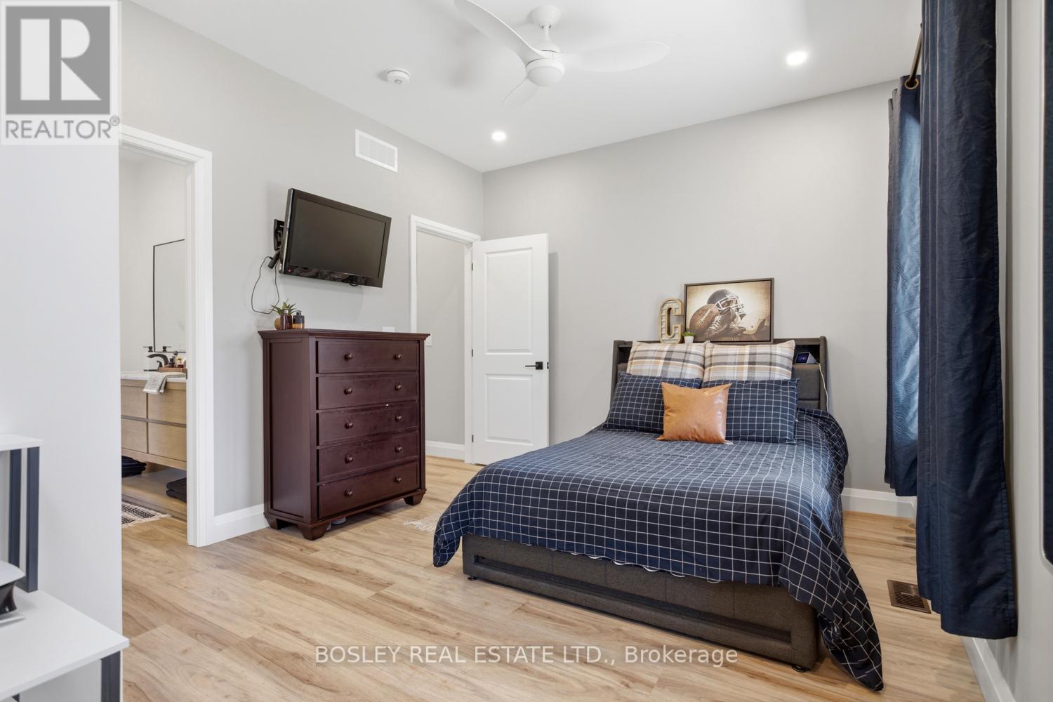 3922 KENNEDY ROAD - 29