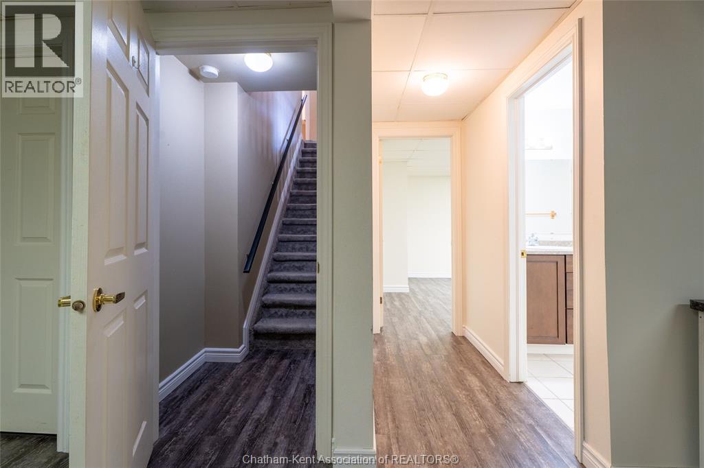8 MCINTOSH AVENUE - 33