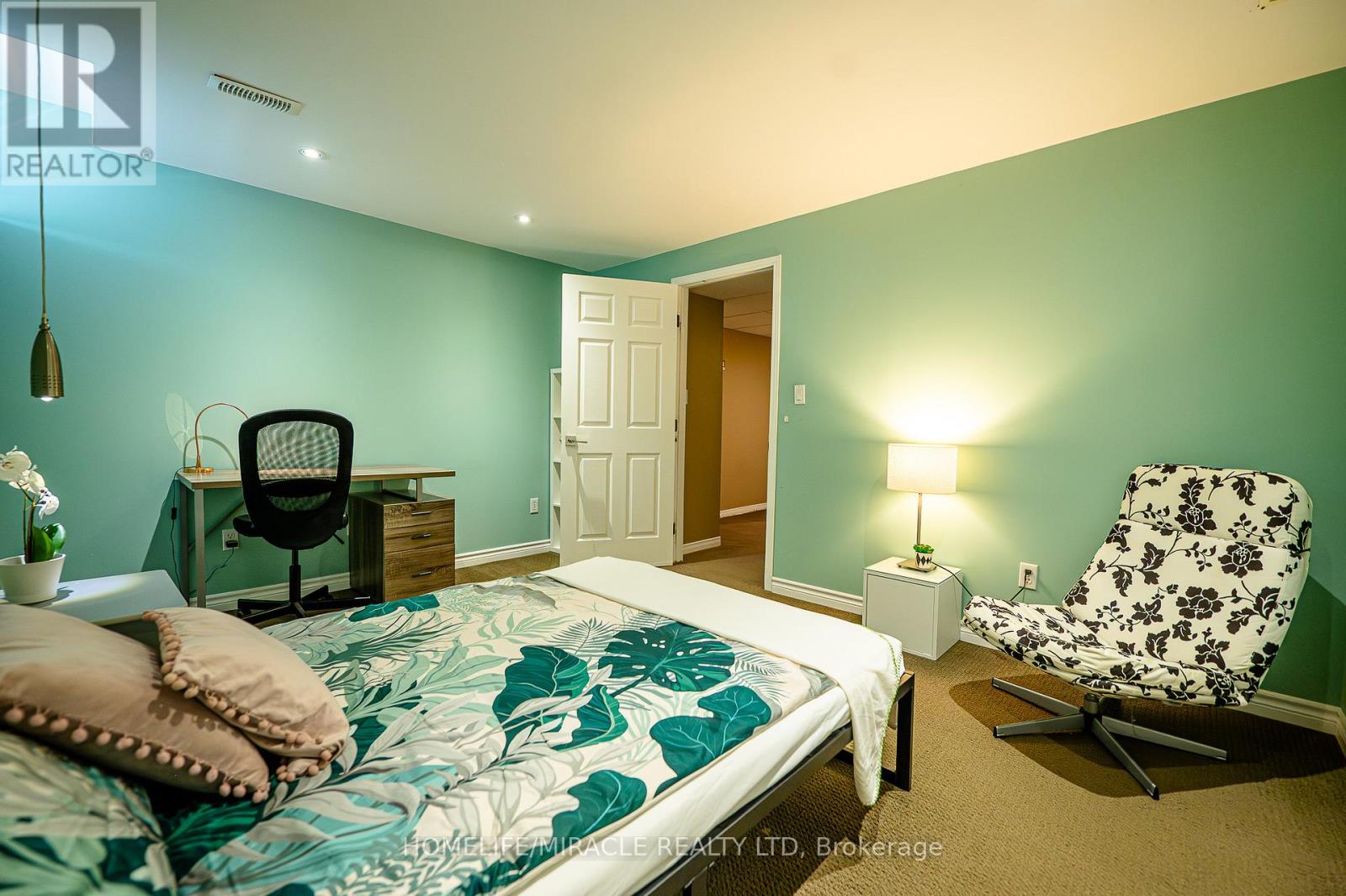 #55 151 CLAIRFIELDS DRIVE E - 32