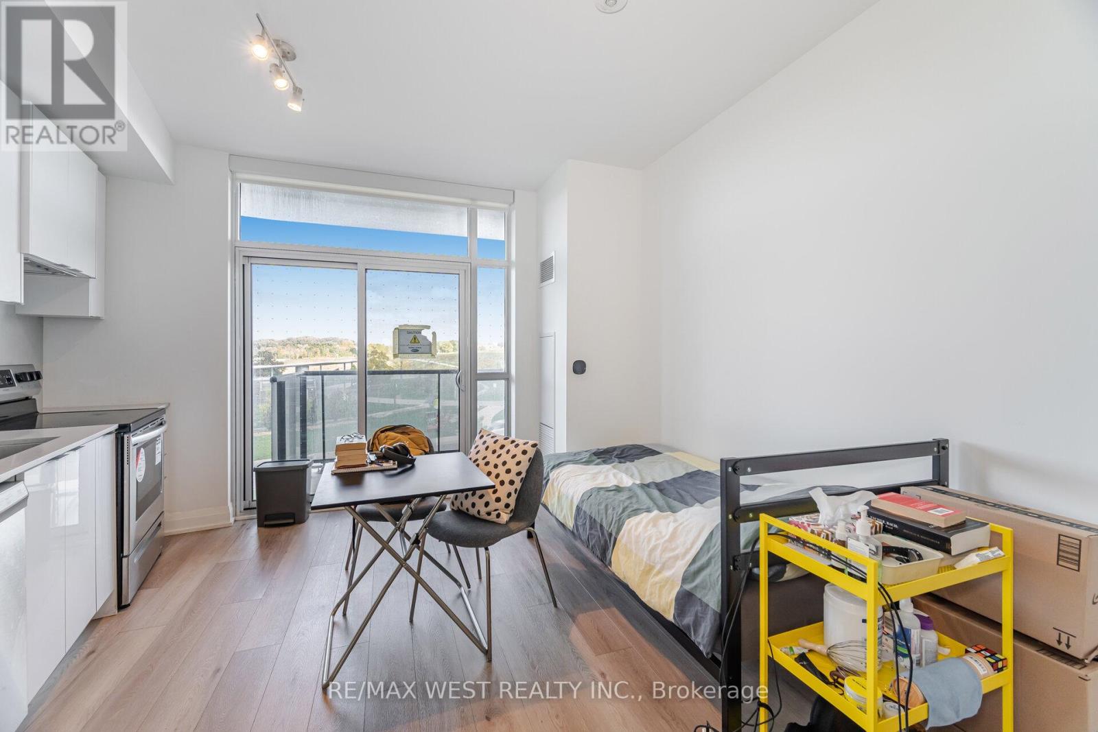 #218 60 GEORGE BUTCHART DRIVE - 11