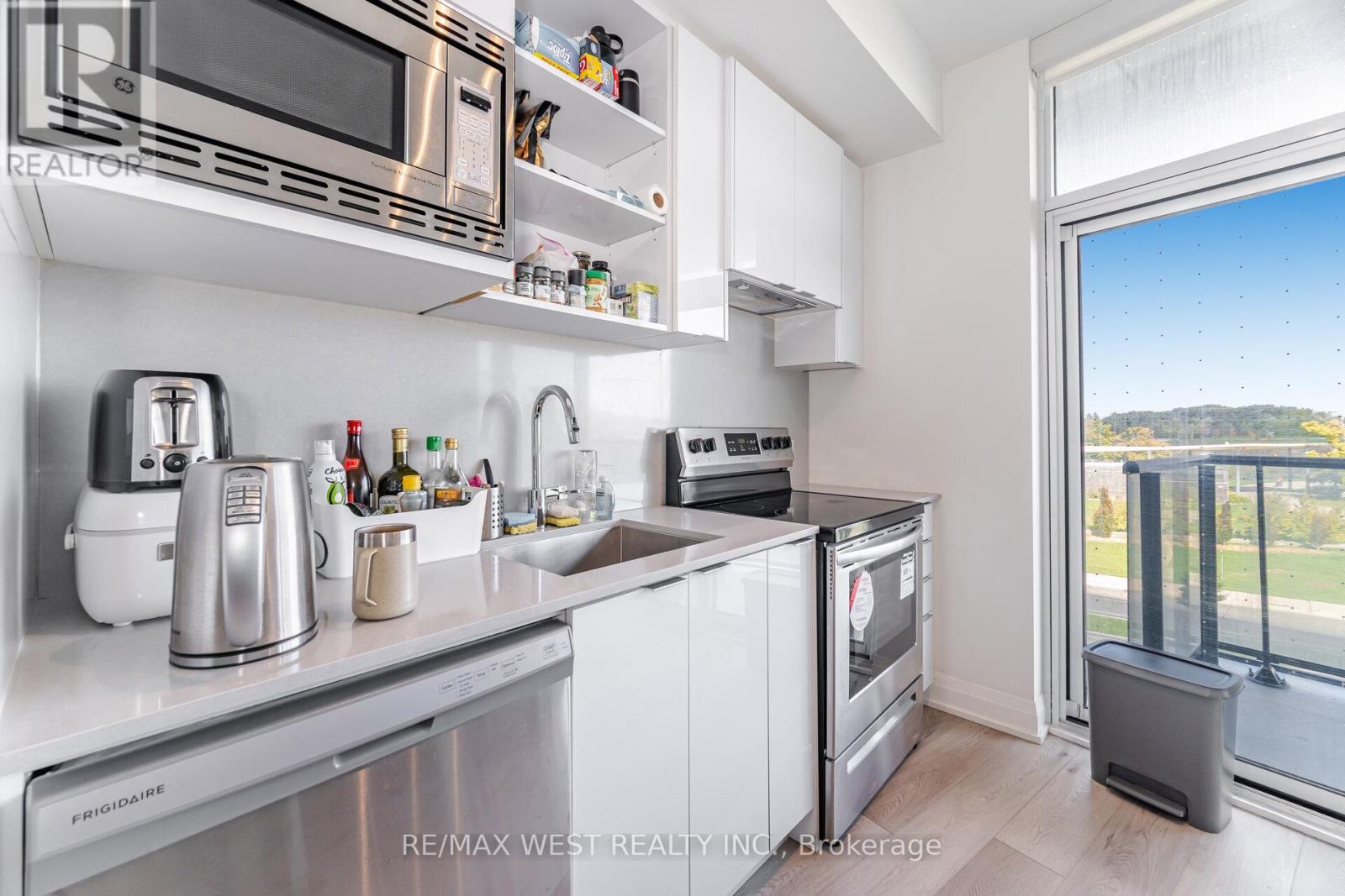 #218 60 GEORGE BUTCHART DRIVE - 15