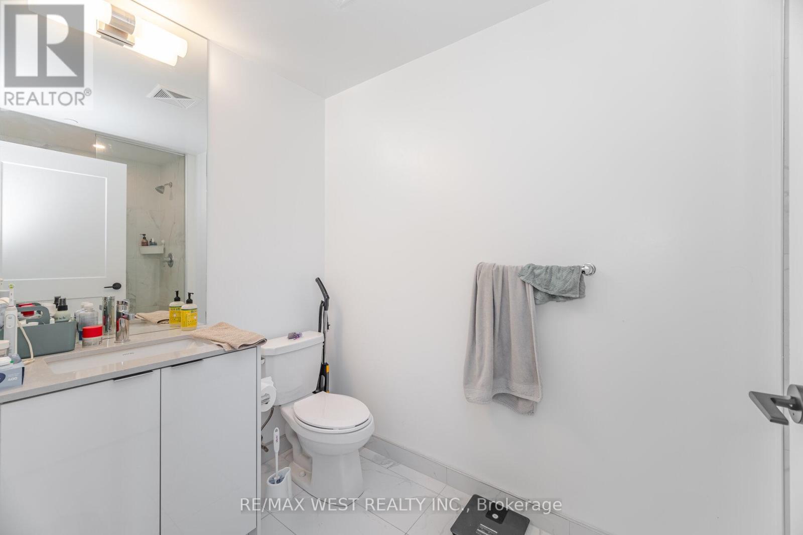 #218 60 GEORGE BUTCHART DRIVE - 16