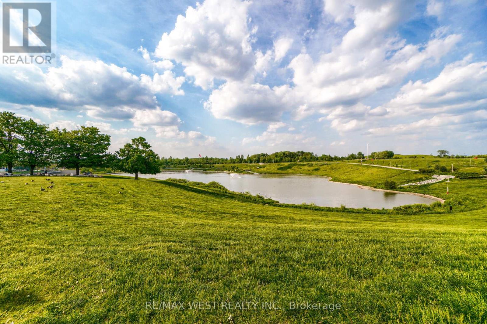 #218 60 GEORGE BUTCHART DRIVE - 28