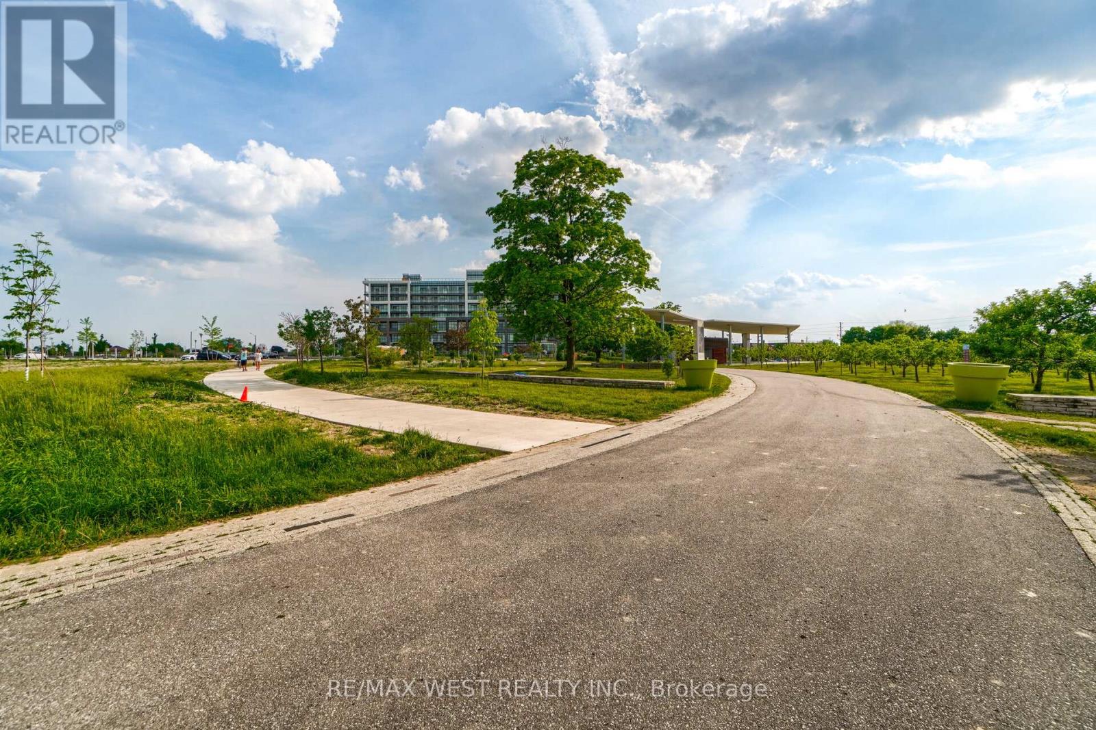 #218 60 GEORGE BUTCHART DRIVE - 29