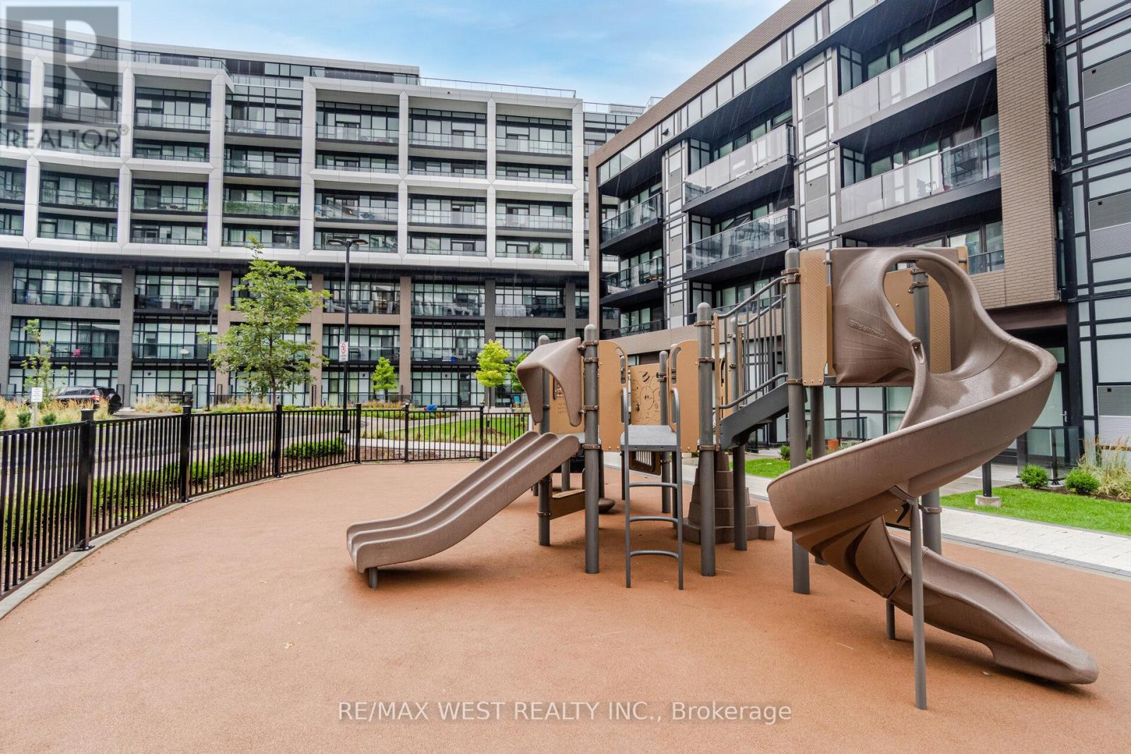 #218 60 GEORGE BUTCHART DRIVE - 31