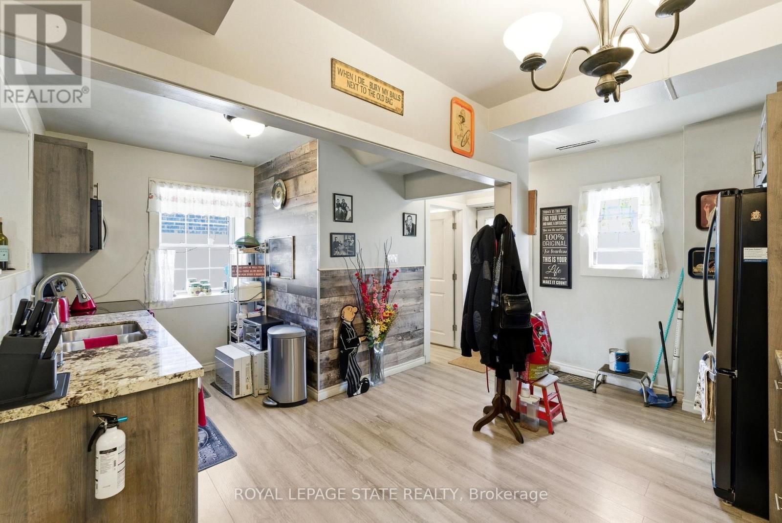 1745 KING STREET E - 23