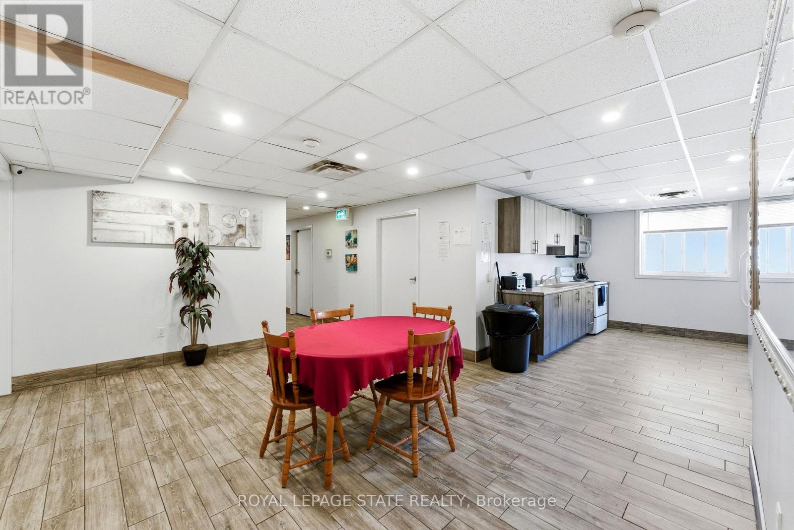 1745 KING STREET E - 28