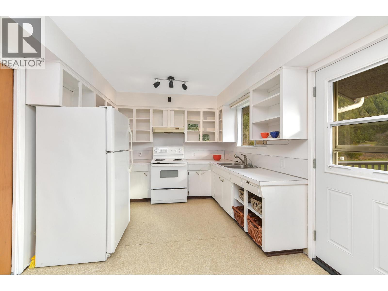 300 WOOD DALE DRIVE, Mayne Island