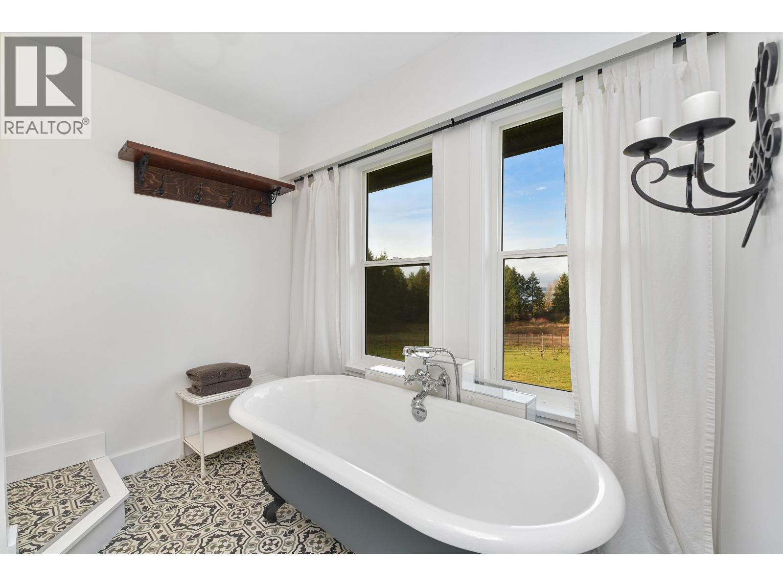 300 WOOD DALE DRIVE, Mayne Island