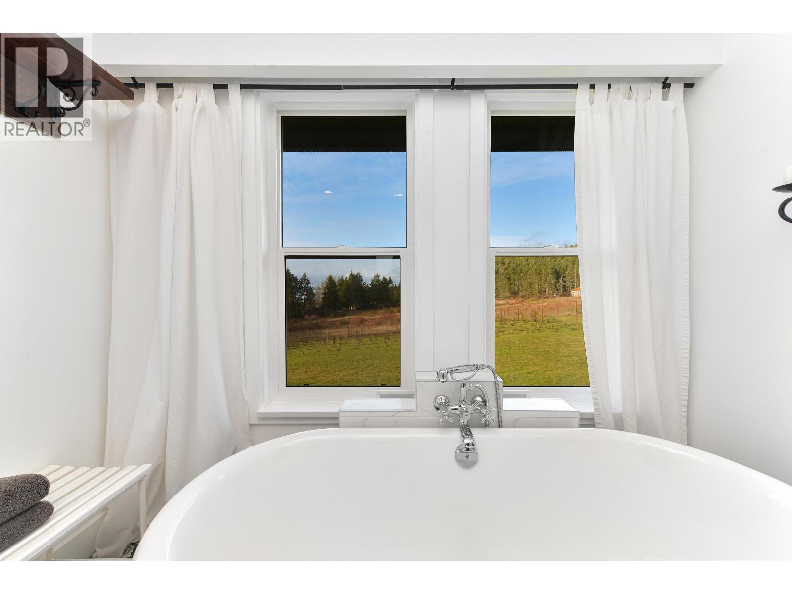300 WOOD DALE DRIVE, Mayne Island
