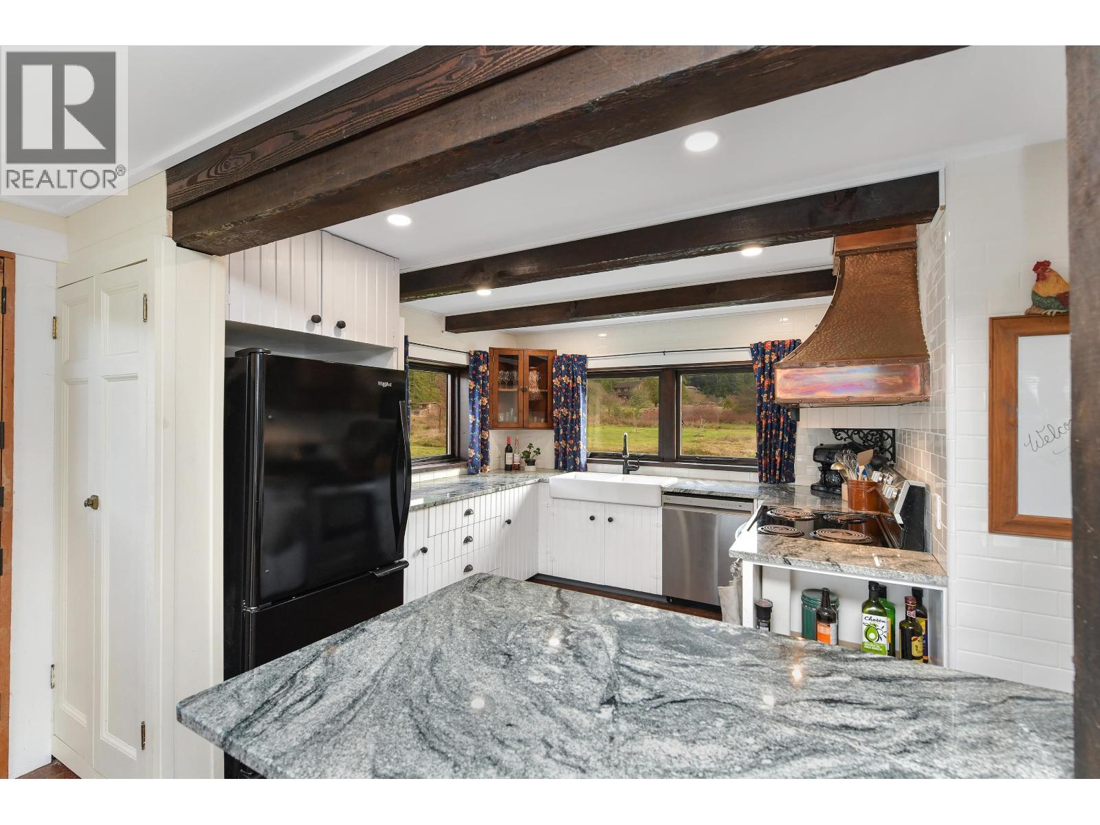 300 WOOD DALE DRIVE, Mayne Island
