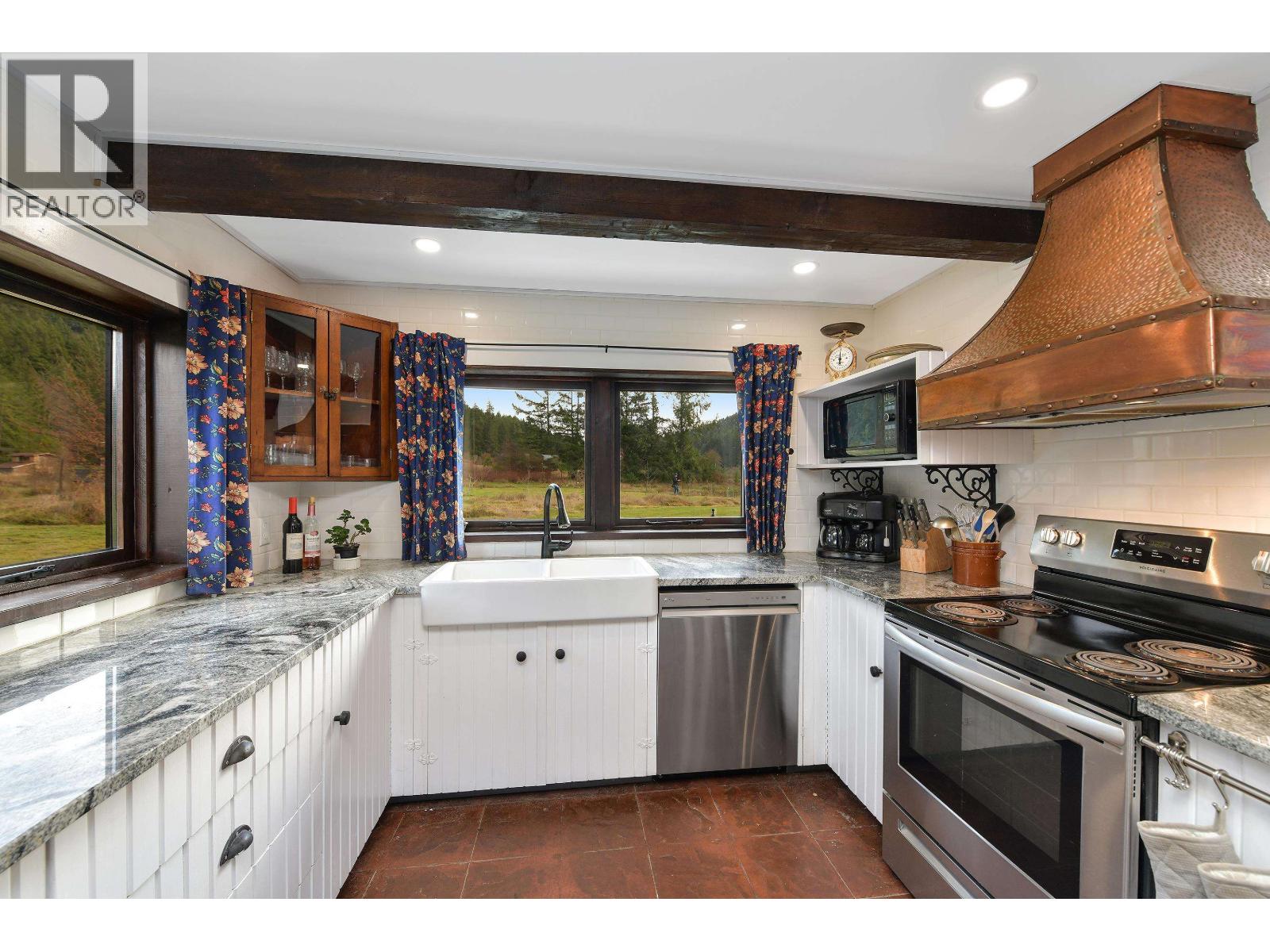 300 WOOD DALE DRIVE, Mayne Island