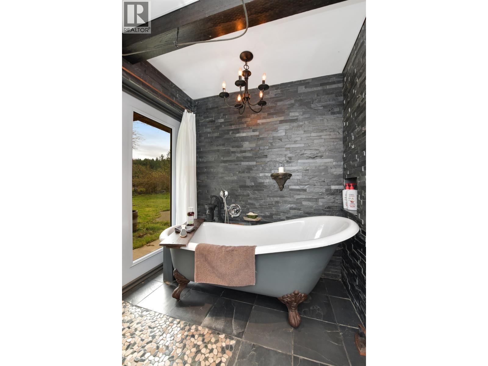 300 WOOD DALE DRIVE, Mayne Island