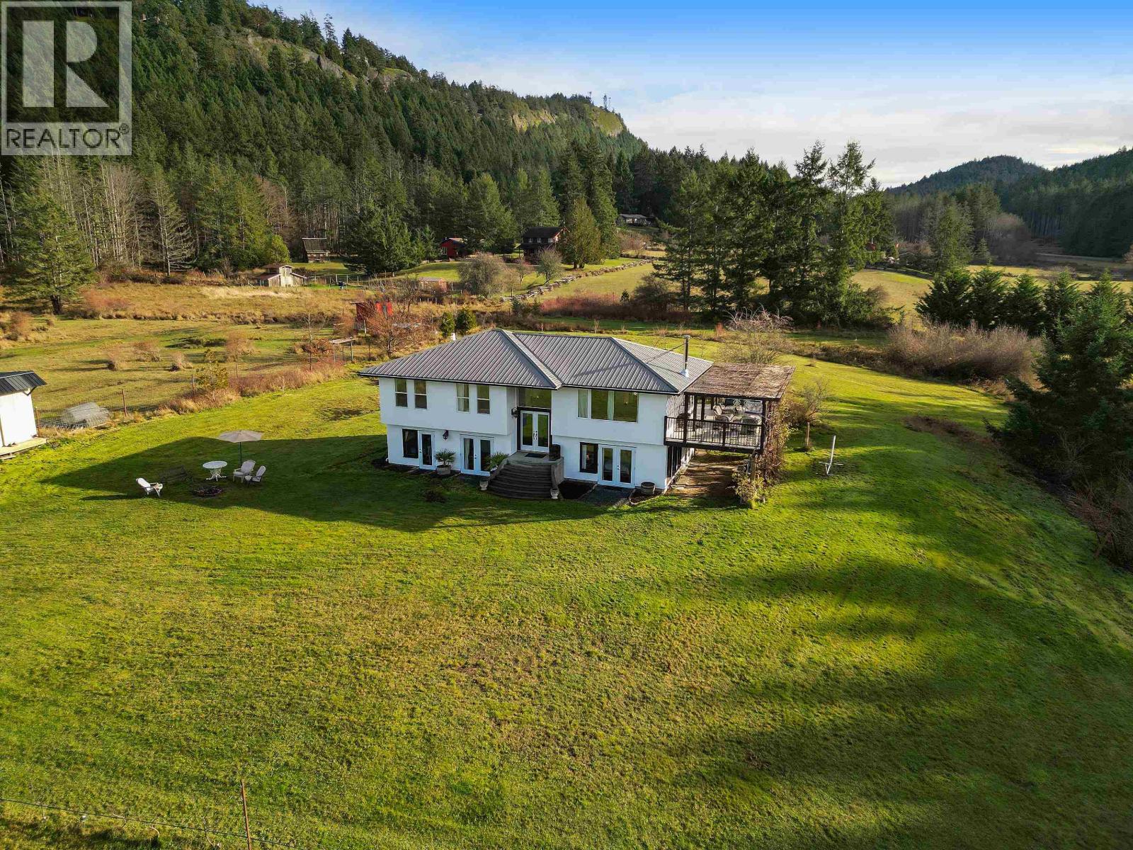 300 WOOD DALE DRIVE, Mayne Island