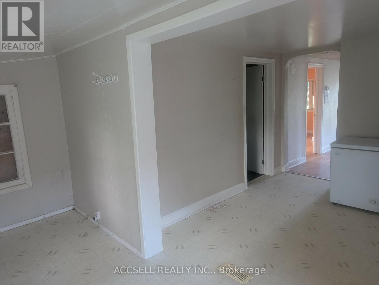 2 Bed, 1 Bath House for Sale in Ottawa – 35 LENNOX STREET, Ottawa – MLS# X13463486 - Image 10