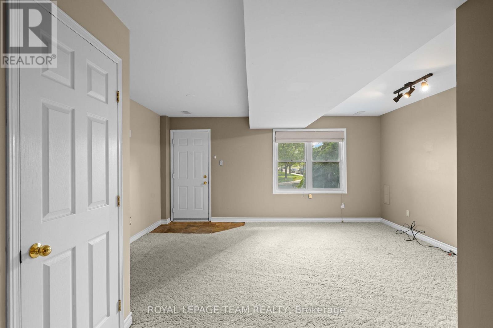 91 THORNBURY CRESCENT - 33