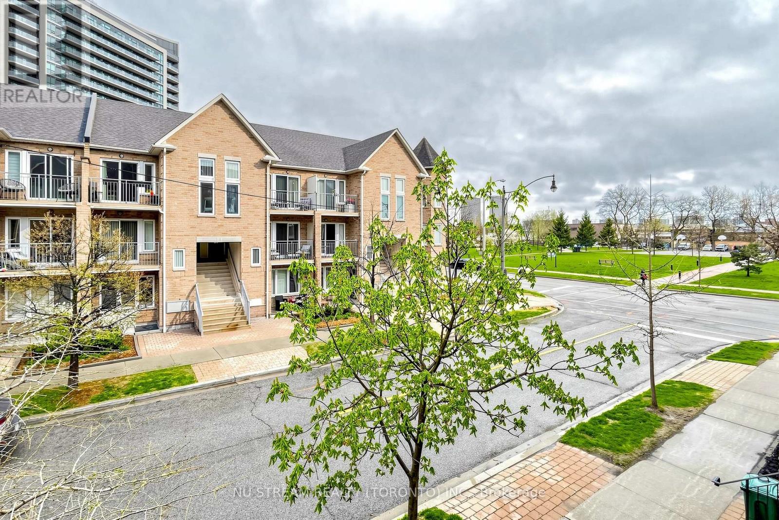 #201 10 BRIAN PECK CRESCENT - 3