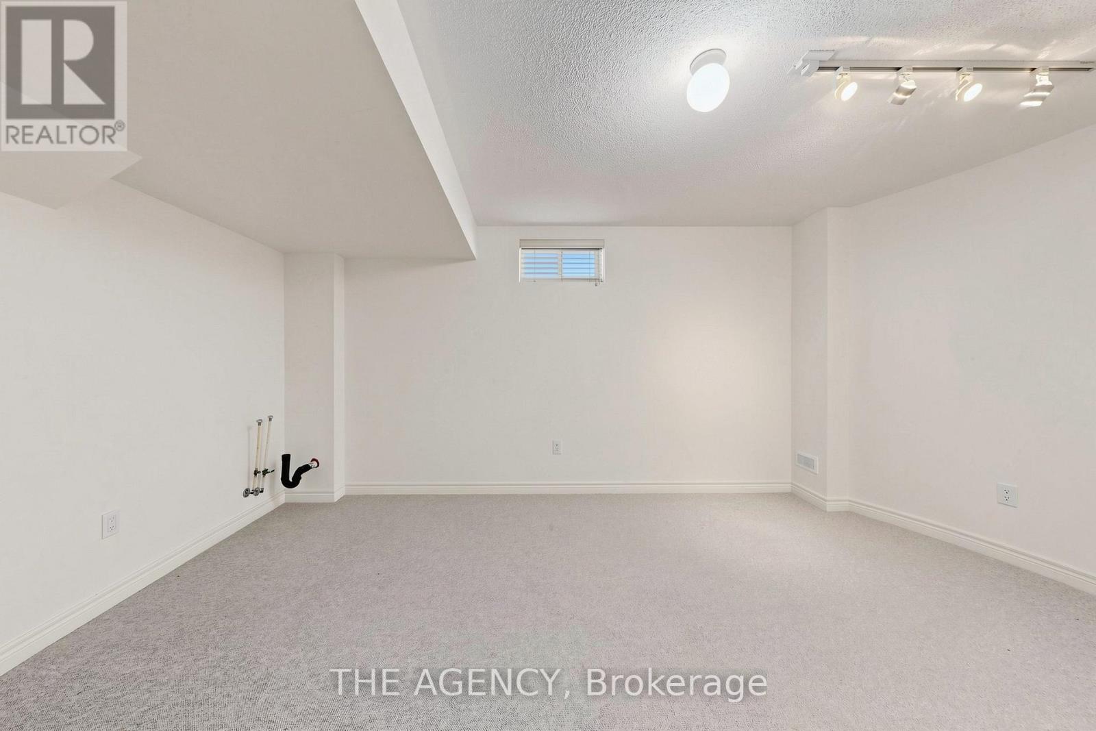98 FITZMAURICE DRIVE - 33