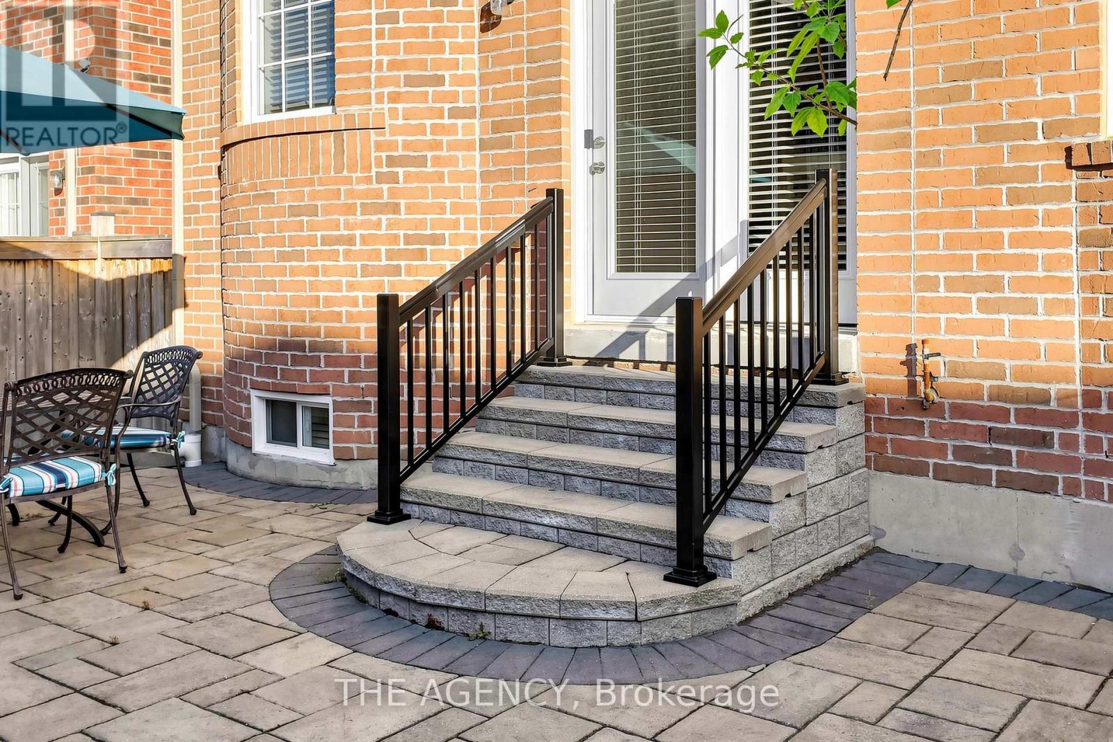 98 FITZMAURICE DRIVE - 38