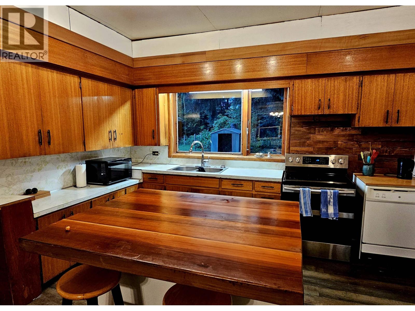 937 MACKENZIE HIGHWAY - 14
