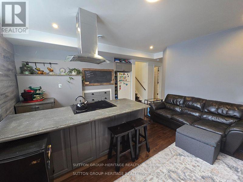 717 KING STREET W - 32
