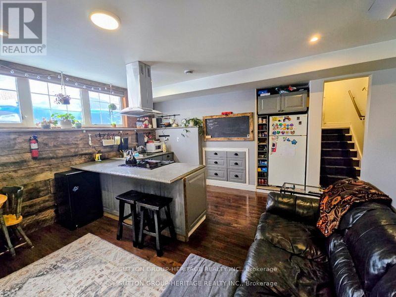 717 KING STREET W - 33