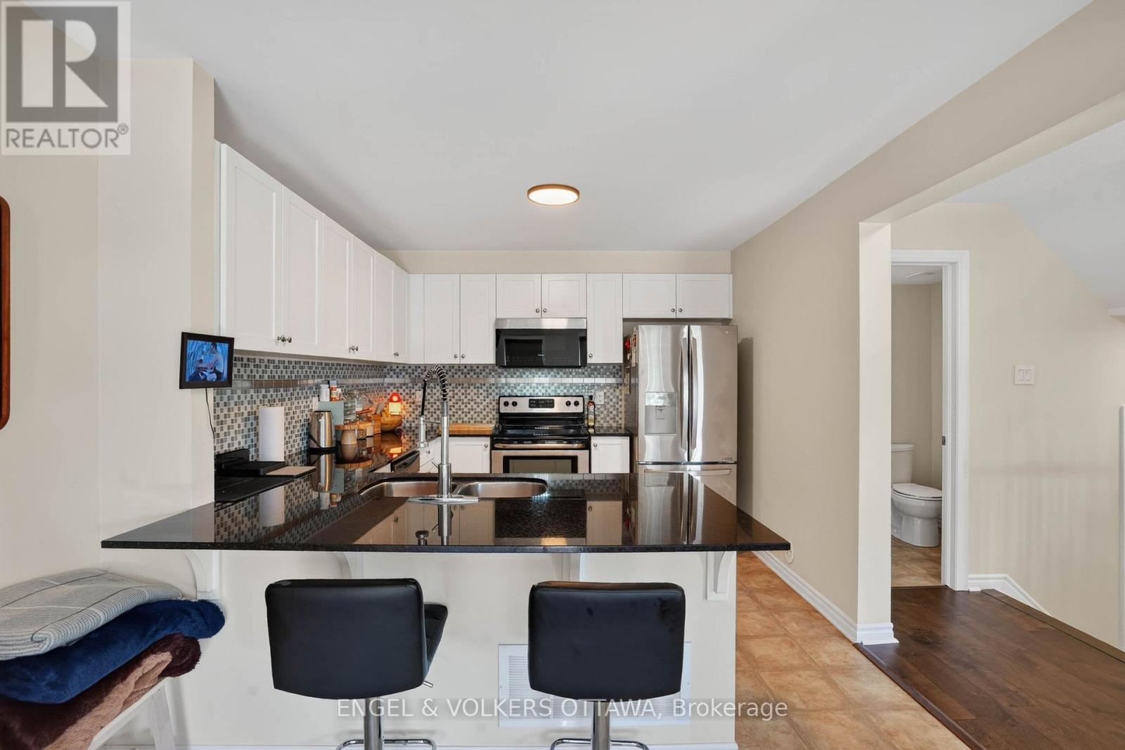 2 Bed, 3 Bath House for Sale in Ottawa – 241 PAR-LA-VILLE CIRCLE, Ottawa – MLS# X13463726 - Image 8