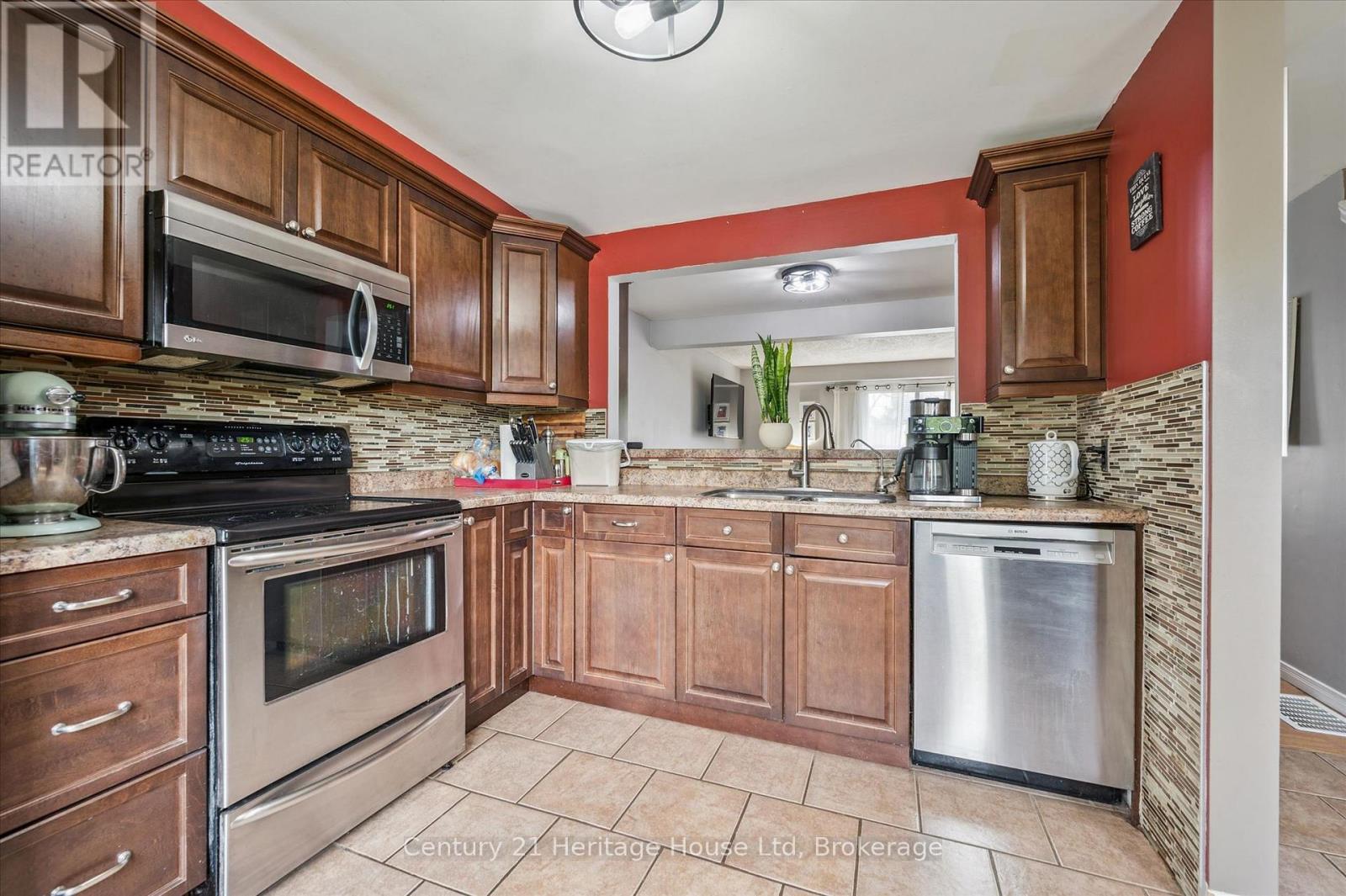 279 STRATHALLAN STREET - 8