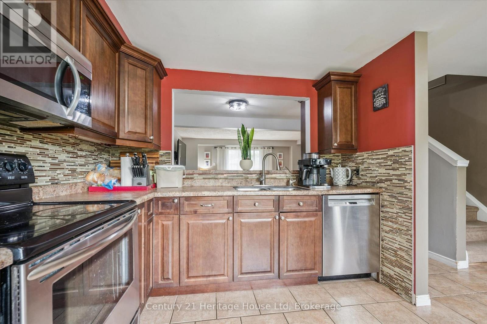 279 STRATHALLAN STREET - 9