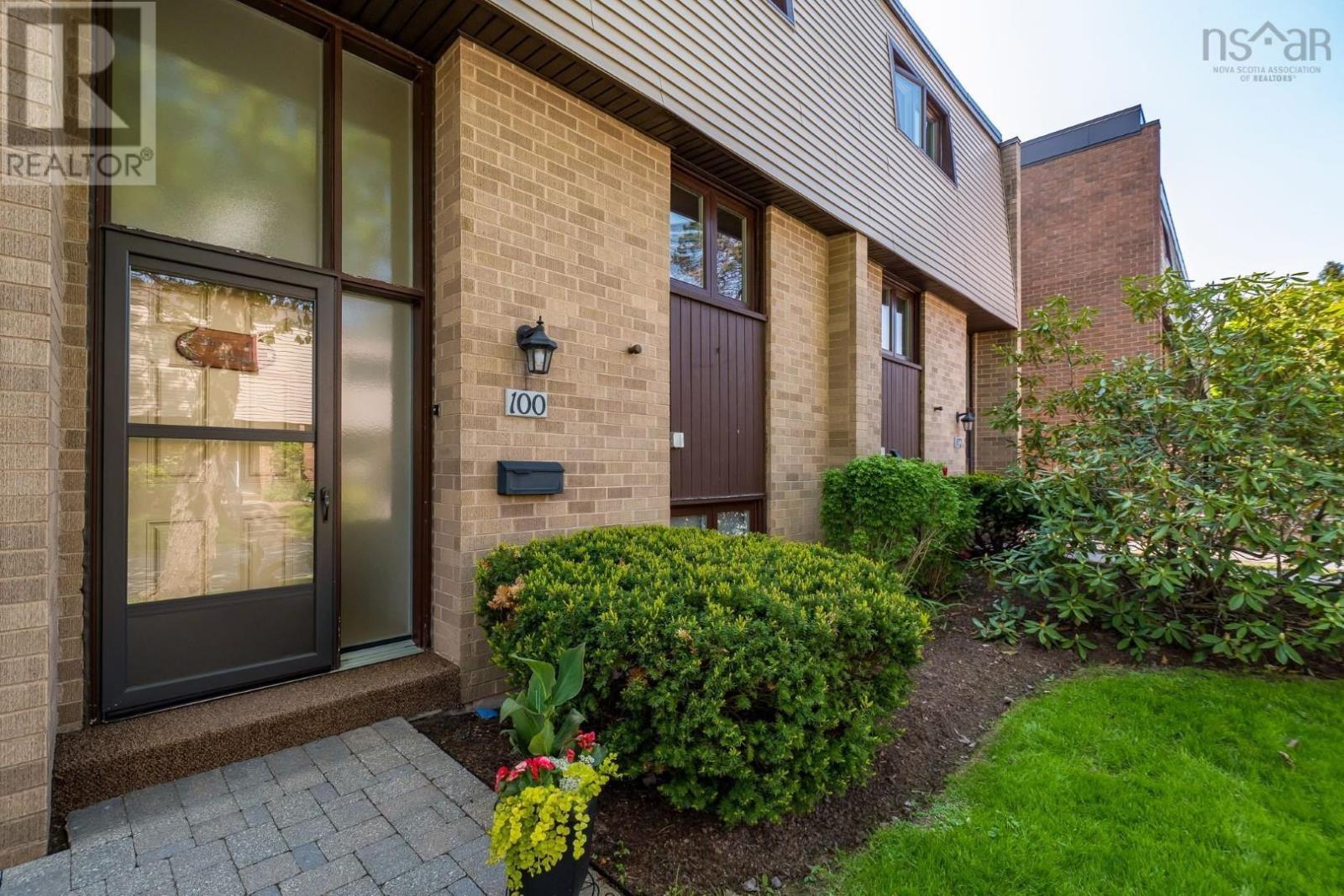 100 Forestside Crescent - 2