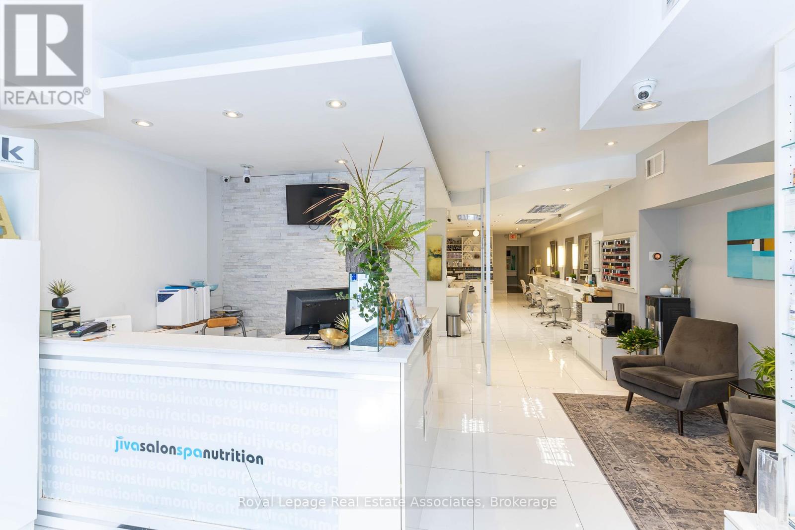390 BLOOR STREET W