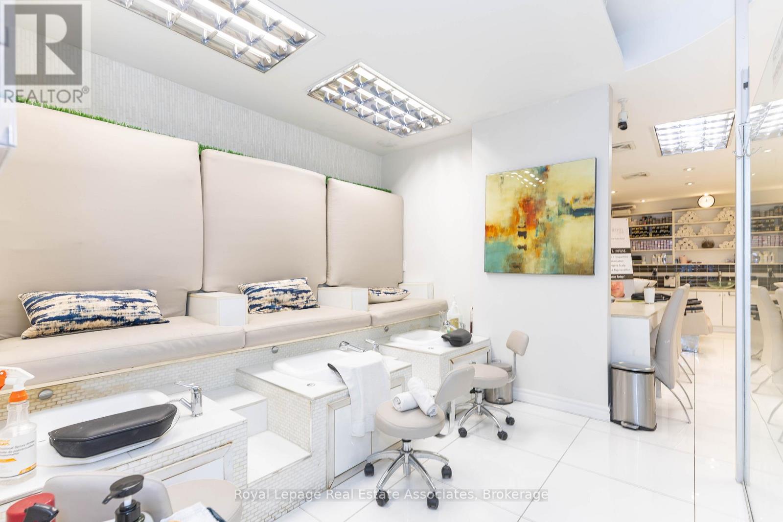 390 BLOOR STREET W