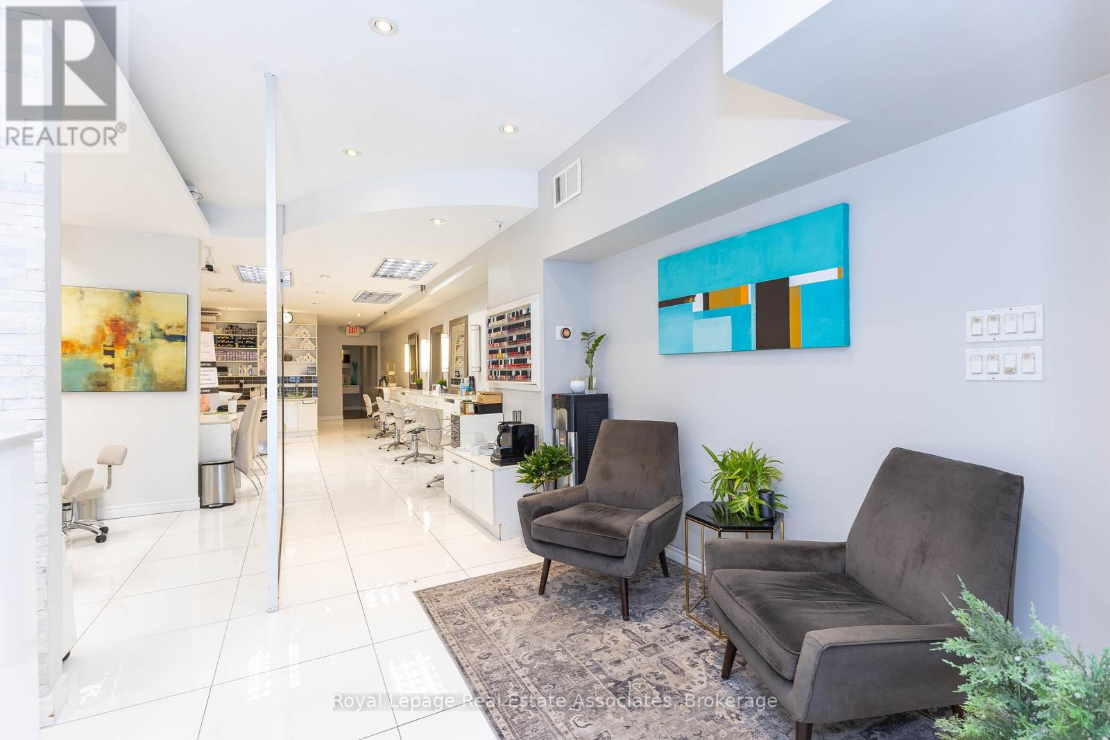 390 BLOOR STREET W