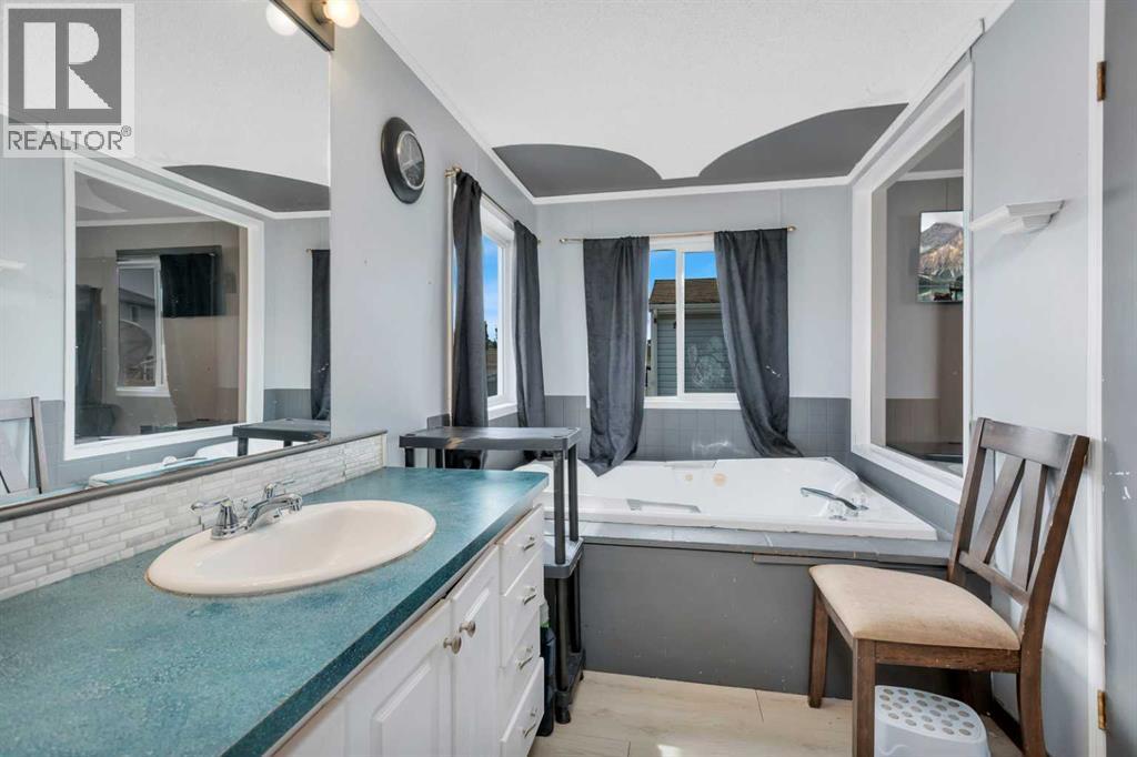 Ensuite / Jacuzzi Tub