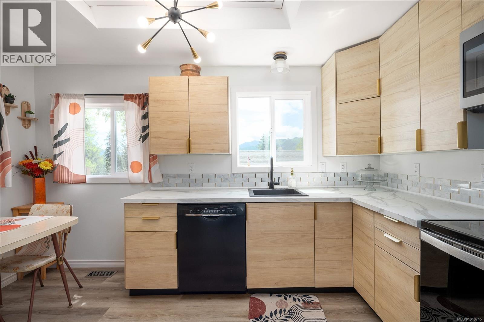 8555 Maple Ridge Rd - 10