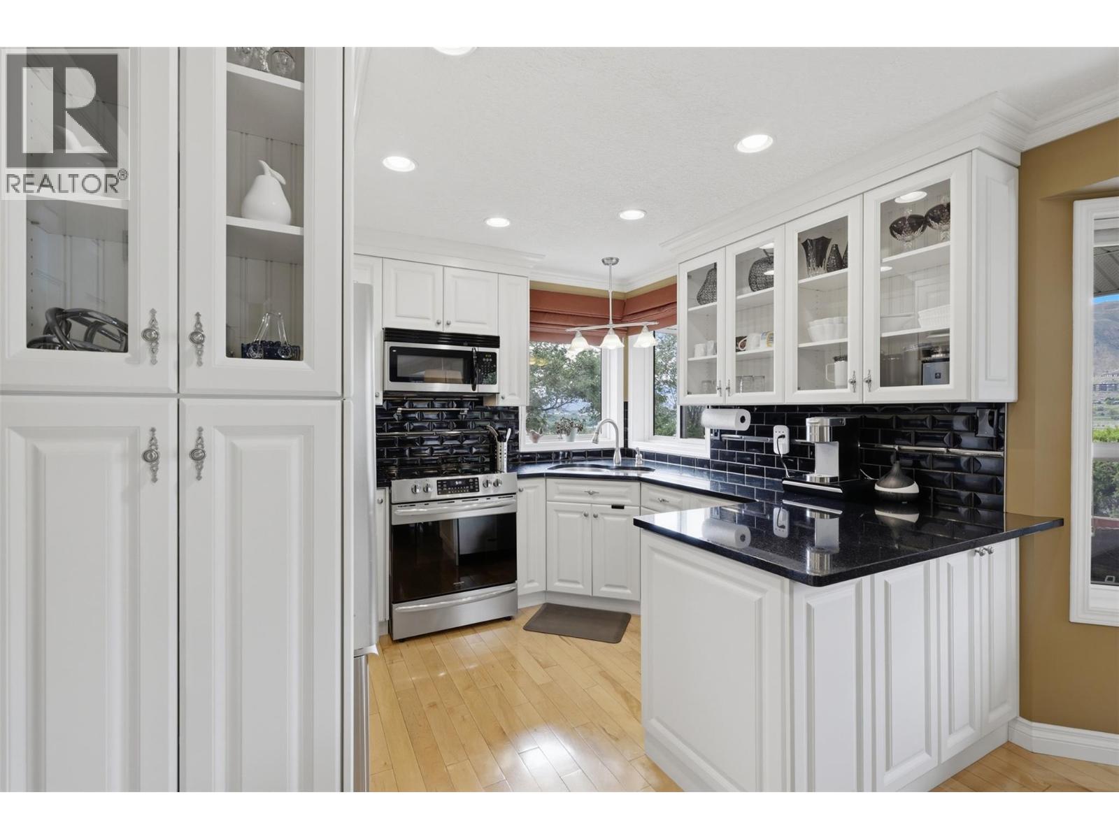 #10 1651 VALLEYVIEW Drive - 4