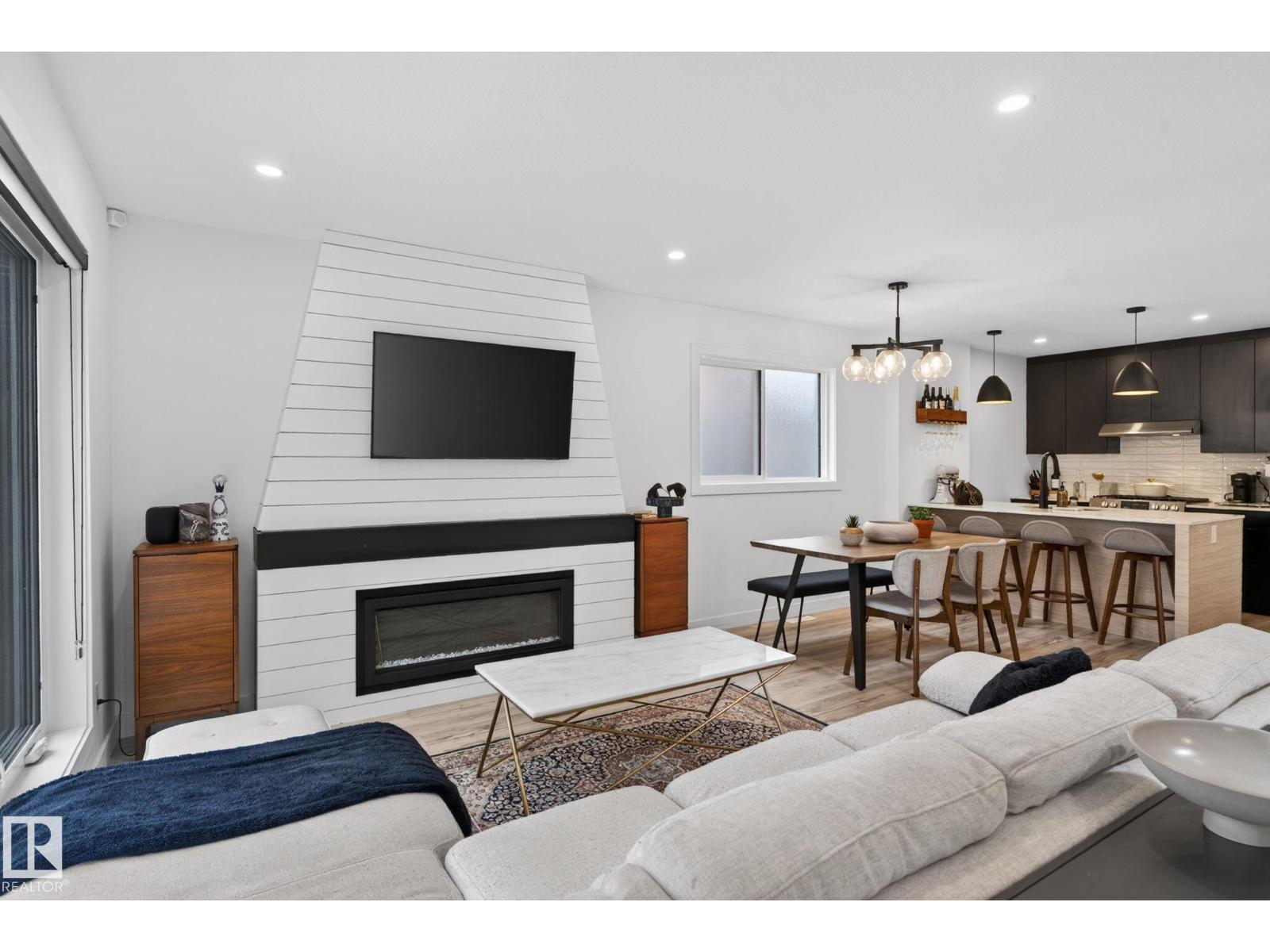 11539 86 ST NW - 4