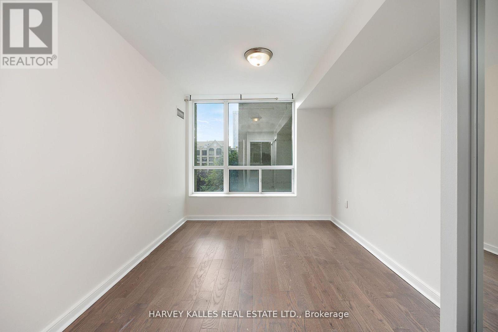 #512 109 FRONT STREET E - 15
