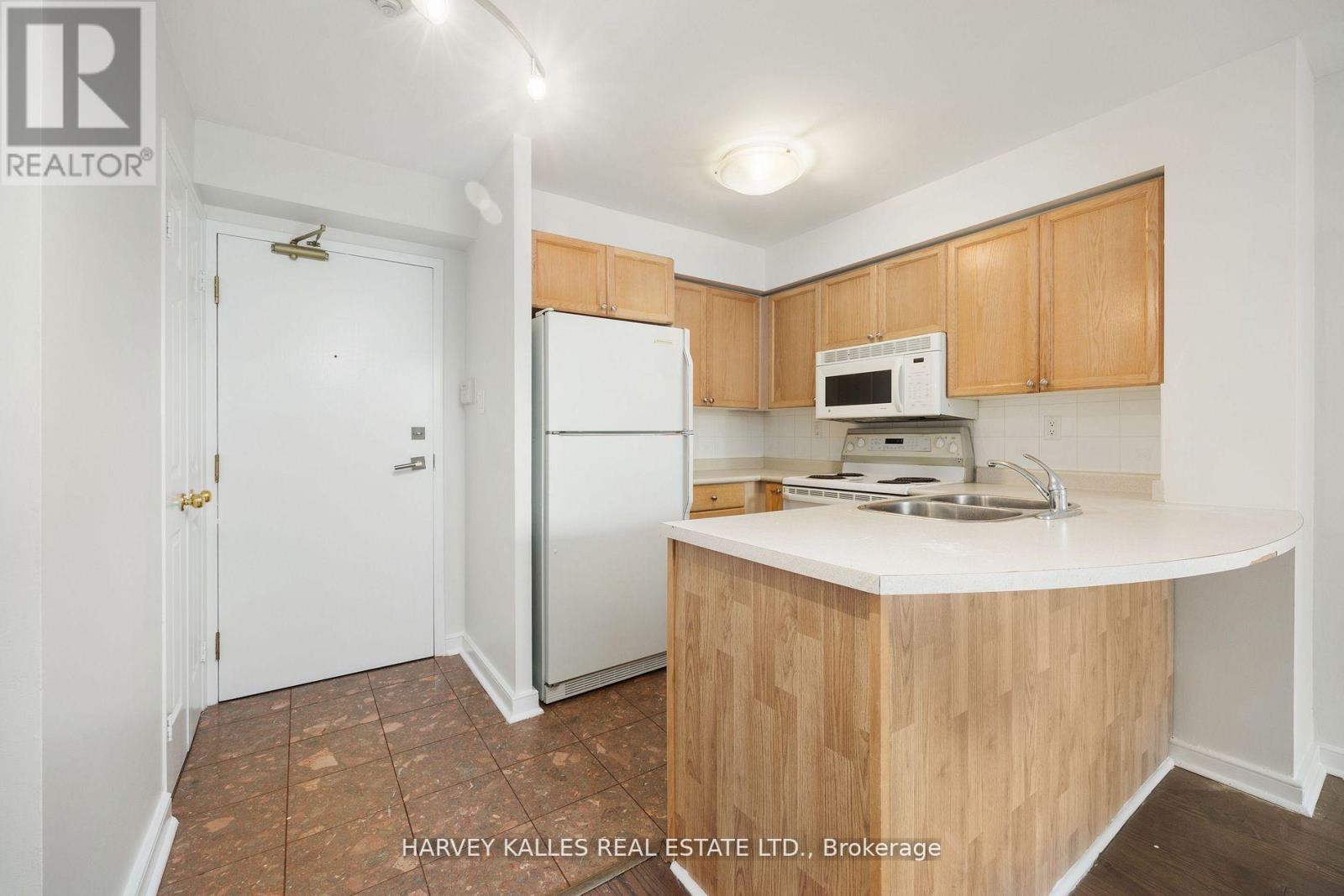 #512 109 FRONT STREET E - 8