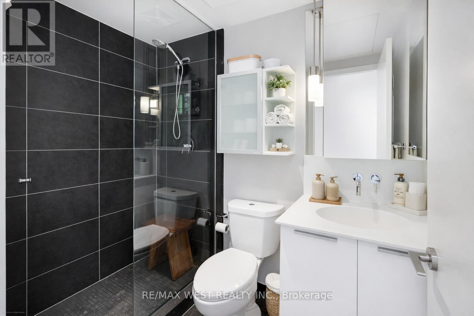 #310 650 KING STREET W - 4