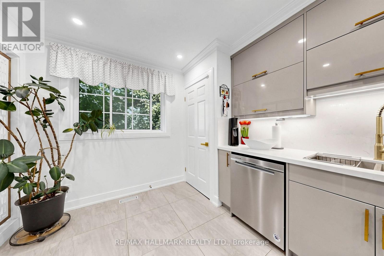 231 CENTRE STREET W - 22