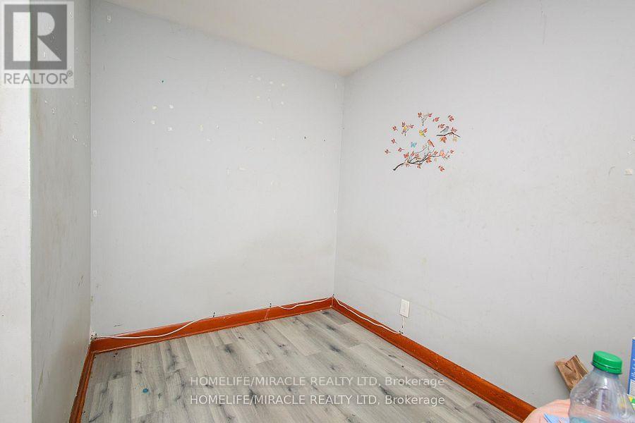 1171 OXFORD STREET E - 13