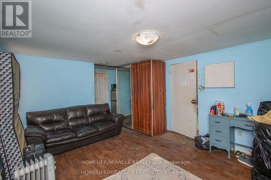 1171 OXFORD STREET E - 44