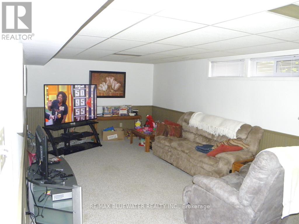 44 SPENCER CRESCENT - 27
