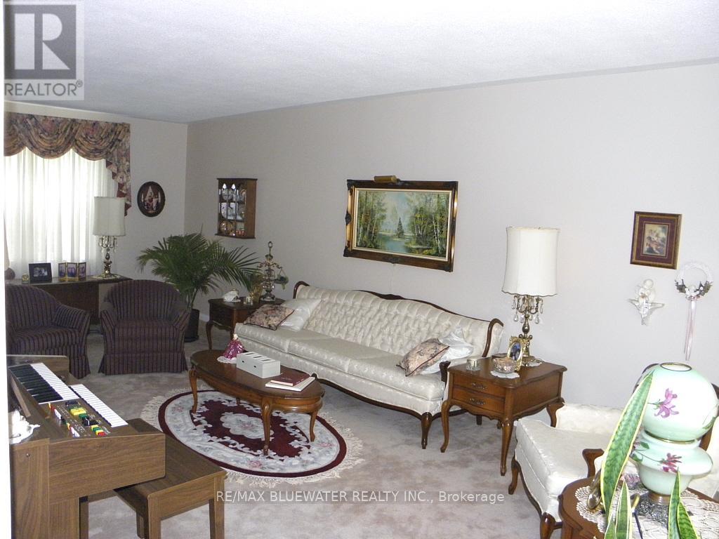 44 SPENCER CRESCENT - 8