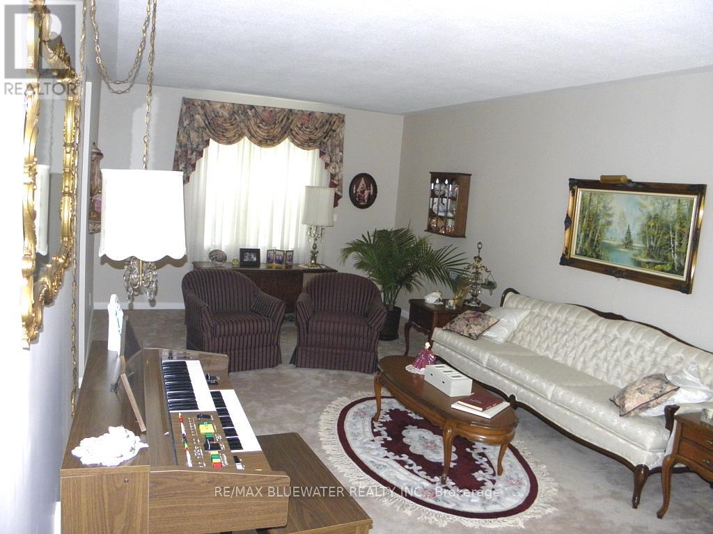 44 SPENCER CRESCENT - 9