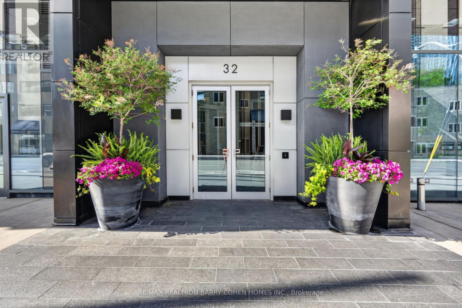 #303 32 DAVENPORT ROAD - 3