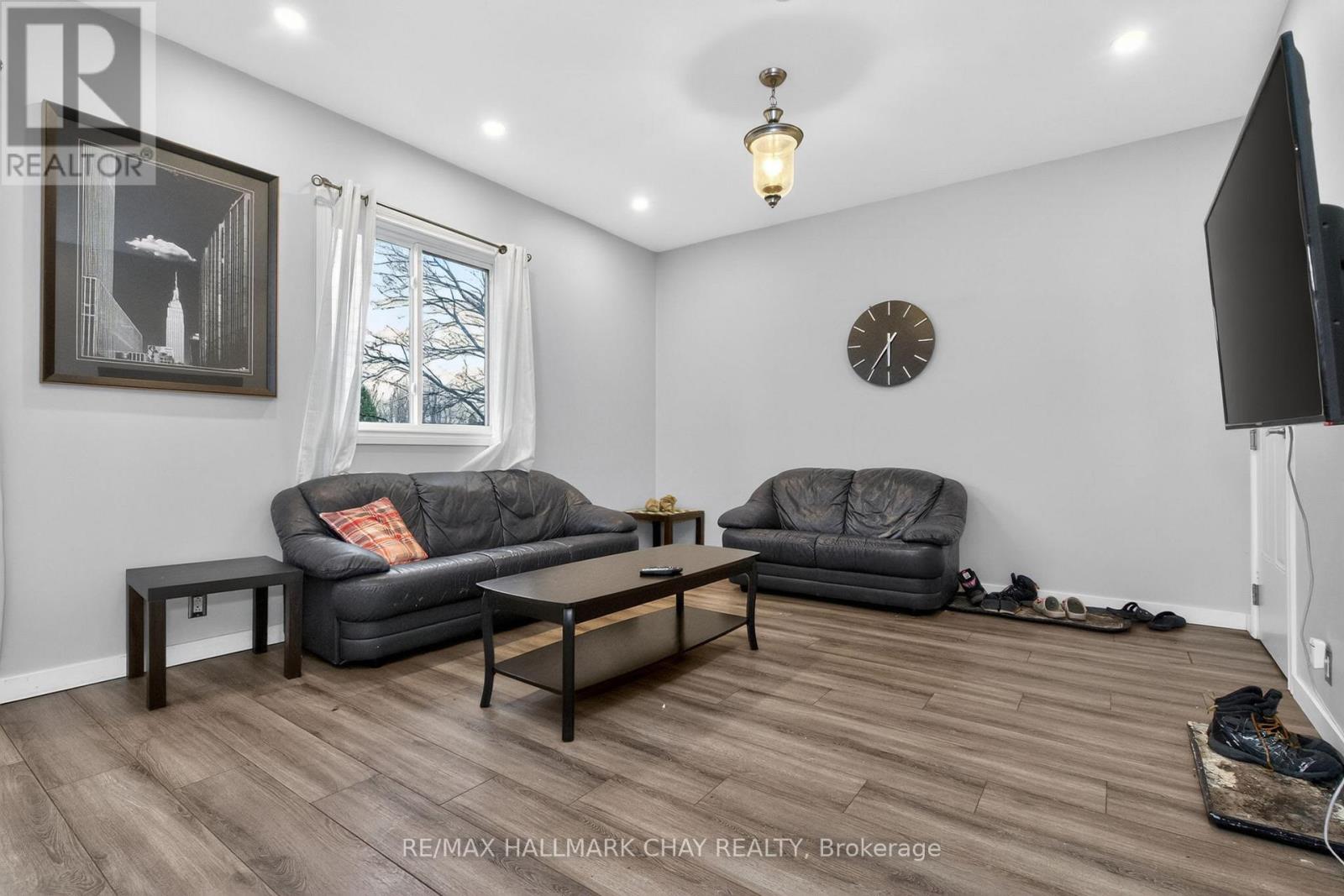 371 BARRIE ROAD - 16