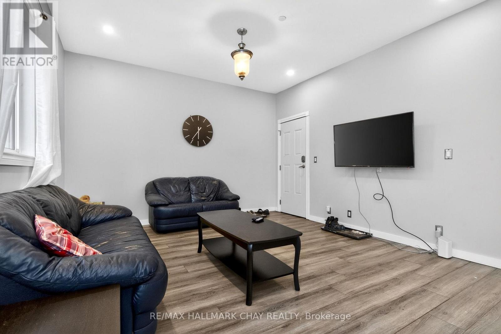 371 BARRIE ROAD - 17