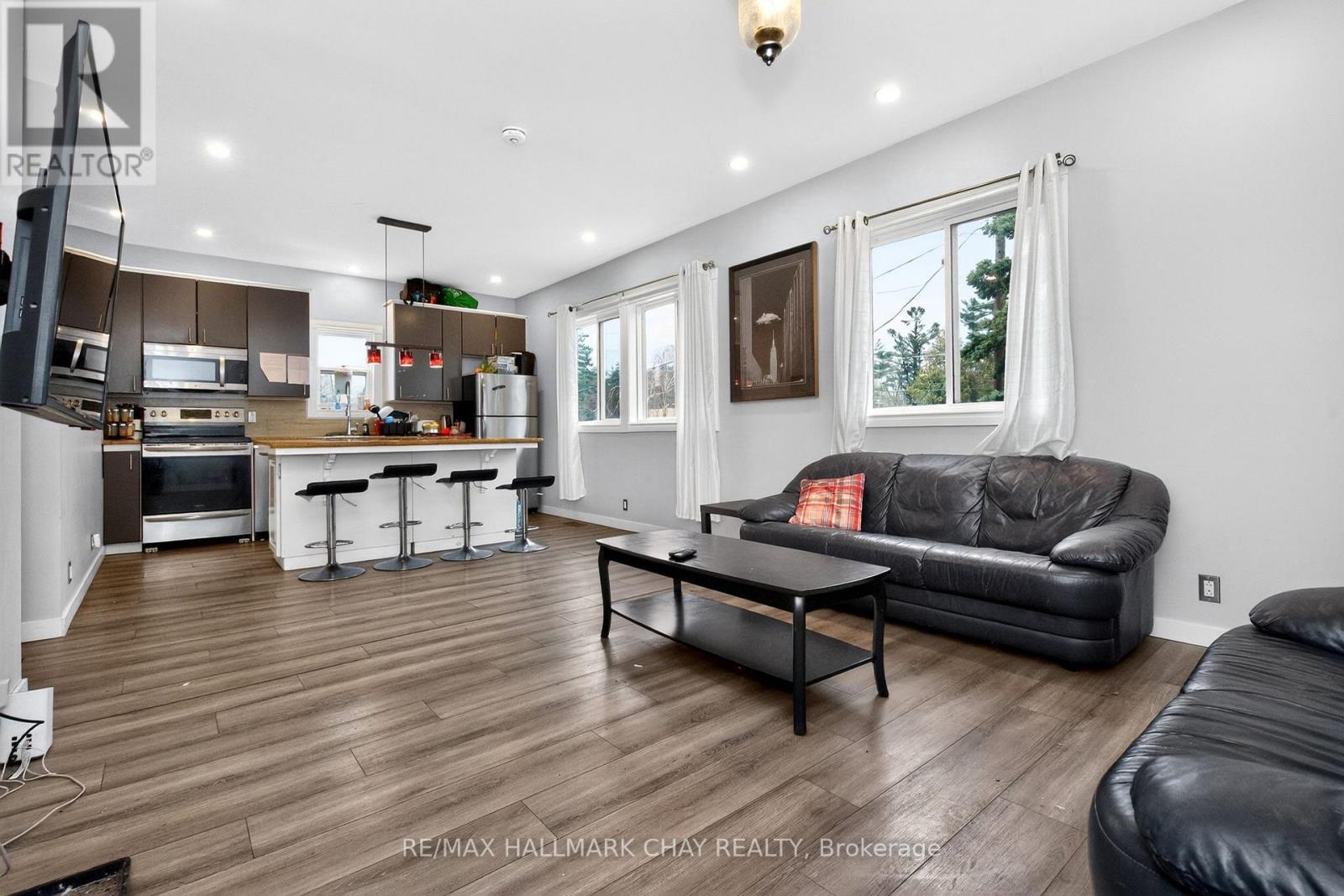 371 BARRIE ROAD - 18